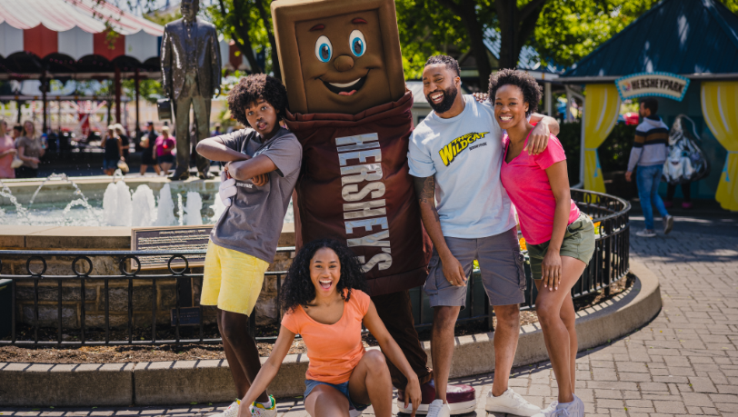 Family in front of fountain at Hersheypark